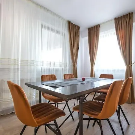 Modern With City-view Near Poiana アパート