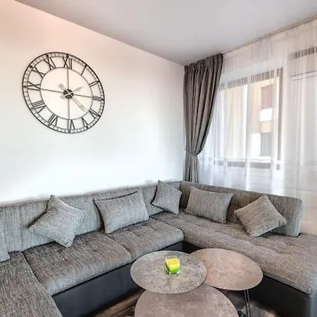 Modern With City-view Near Poiana アパート *